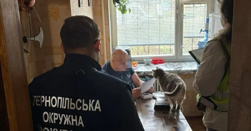 Працівники Тернопільської окружної прокуратури допитують підозрюваного експастора