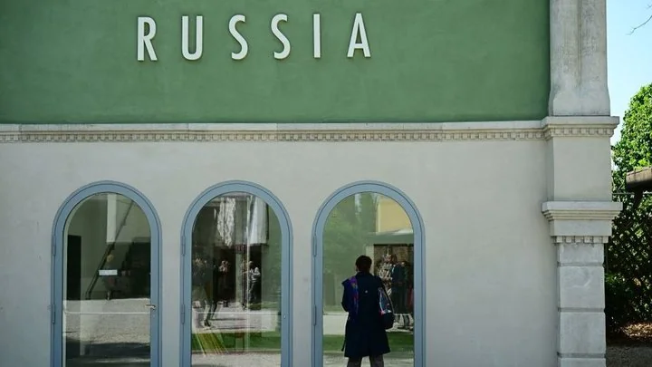 Павільйон Росії на Венеційській бієнале з написом RUSSIA на фасаді