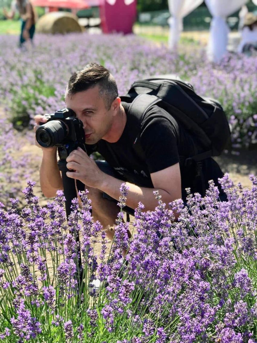 Максим Шварцман фотографує серед лавандового поля, вловлюючи красу в деталях