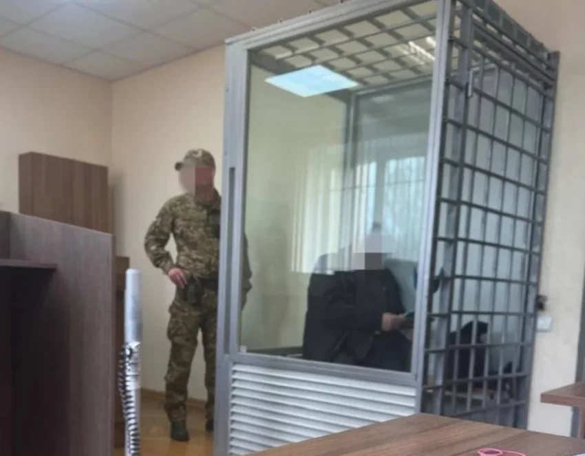 29-летний подозреваемый в сексуальном насилии над мальчиками в судебной клетке под охраной