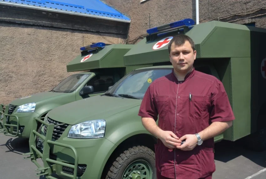 Невролог Василь Созанський біля військових санітарних автомобілів після служби на фронті