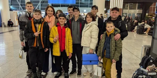 П’ятеро дітей і підлітків після повернення з окупації в аеропорту