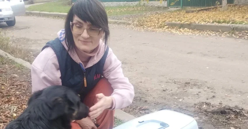 Зооволонтерка Ольга Кузьменко піклується про безпритульного собаку в Дружківці